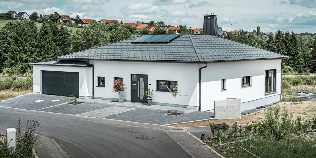 Maison blanche avec toiture sombre à faible pente