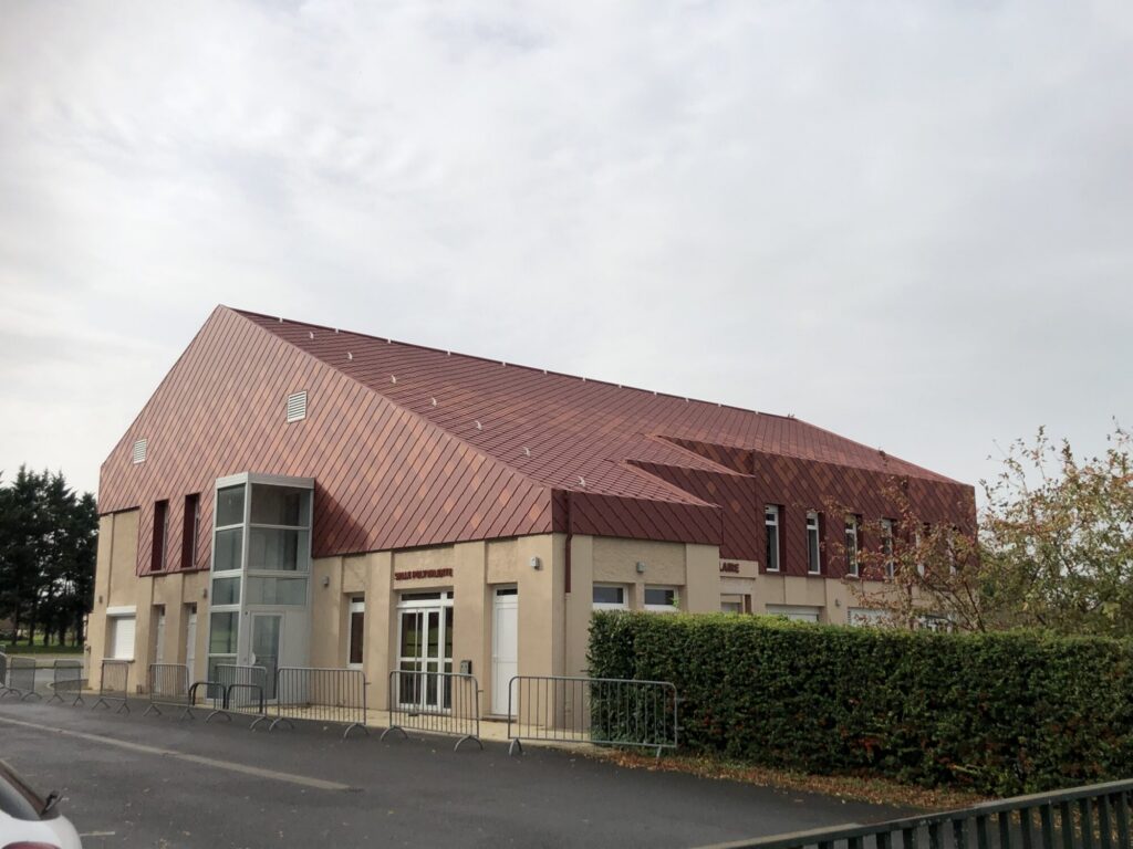 Bâtiment aux murs beiges et toiture rouge