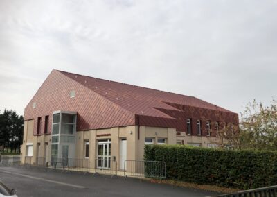 Bâtiment aux murs beiges et toiture rouge