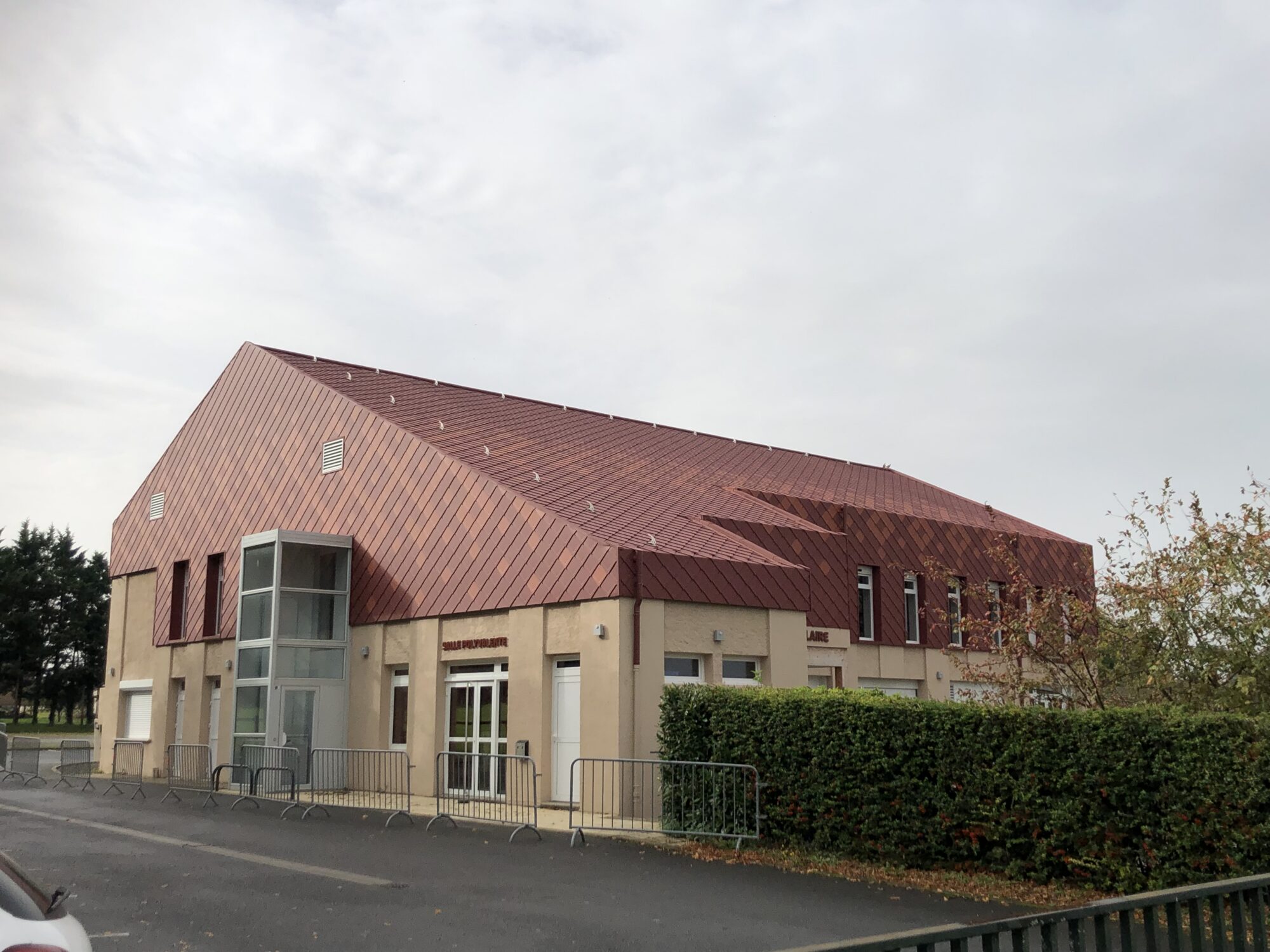Bâtiment aux murs beiges et toiture rouge