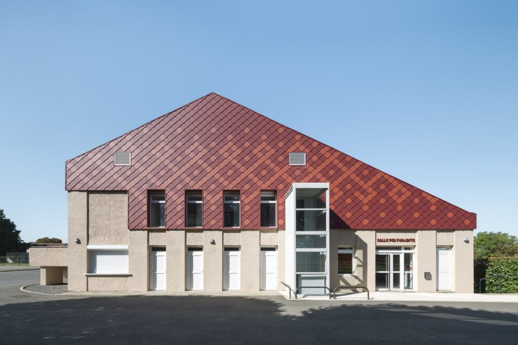 Bâtiment à toiture rouge et façade claire