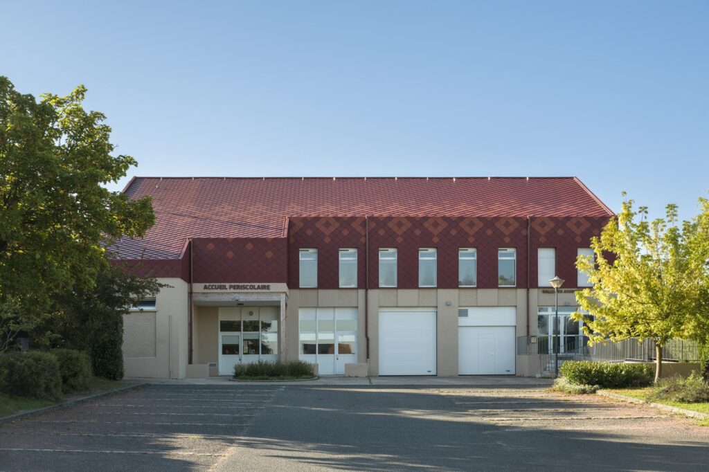Bâtiment à façade rouge avec toiture métallique rouge
