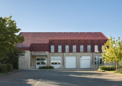 Bâtiment à façade rouge avec toiture métallique rouge