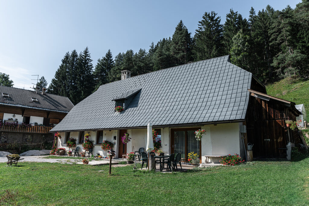 Maison avec toiture grise à petits éléments métalliques