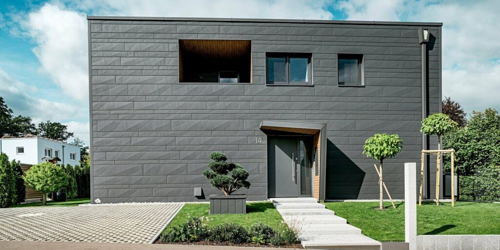 Façade de maison contemporaine revêtue de panneaux gris