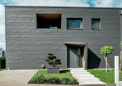 Façade de maison contemporaine revêtue de panneaux gris
