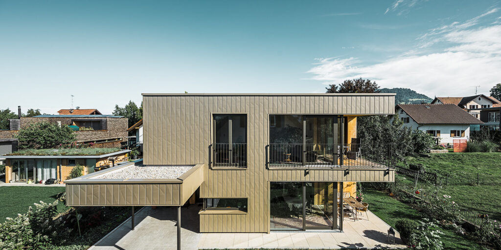 Maison contemporaine avec façade verticale, terrasse et balcon